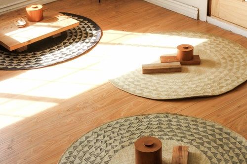 Natural White Triangle 4' Round Area Rug