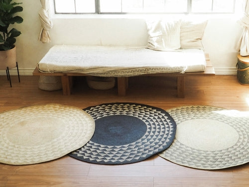 Natural White Triangle 4' Round Area Rug
